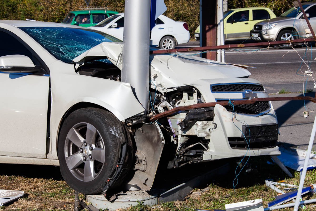 На Запорожском шоссе столкнулись Chevrolet и Mitsubishi: пострадал 32-летний мужчина 1