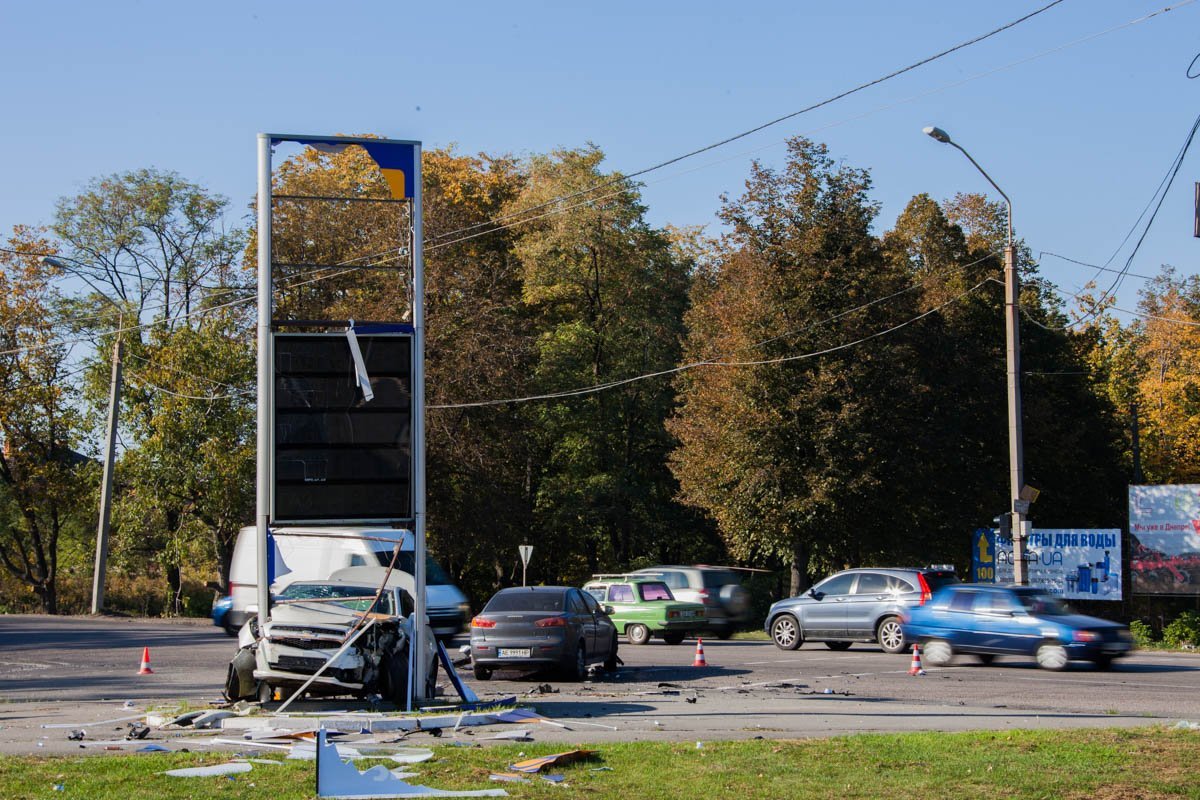 На Запорожском шоссе столкнулись Chevrolet и Mitsubishi: пострадал 32-летний мужчина 2