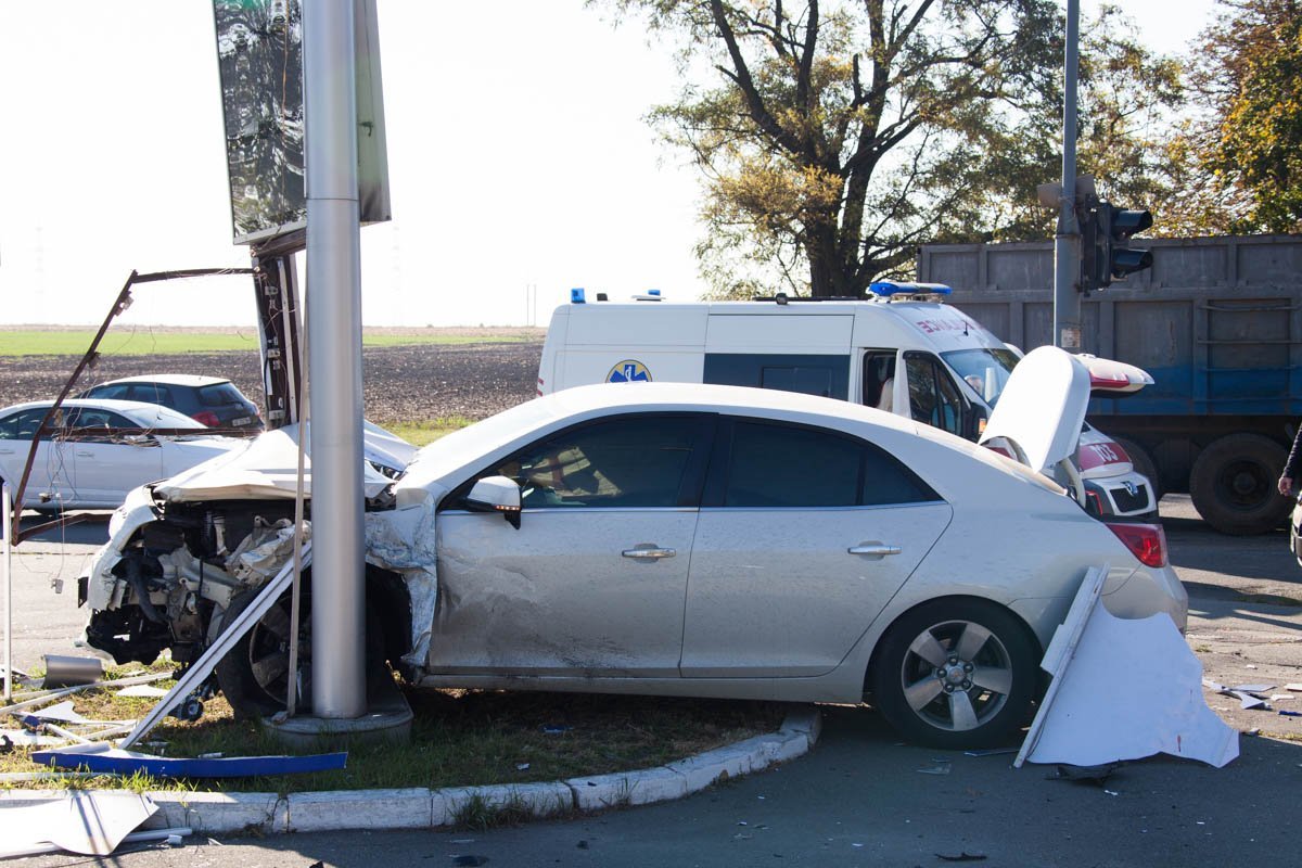 На Запорожском шоссе столкнулись Chevrolet и Mitsubishi: пострадал 32-летний мужчина 3