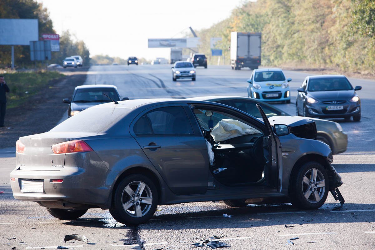 На Запорожском шоссе столкнулись Chevrolet и Mitsubishi: пострадал 32-летний мужчина 4