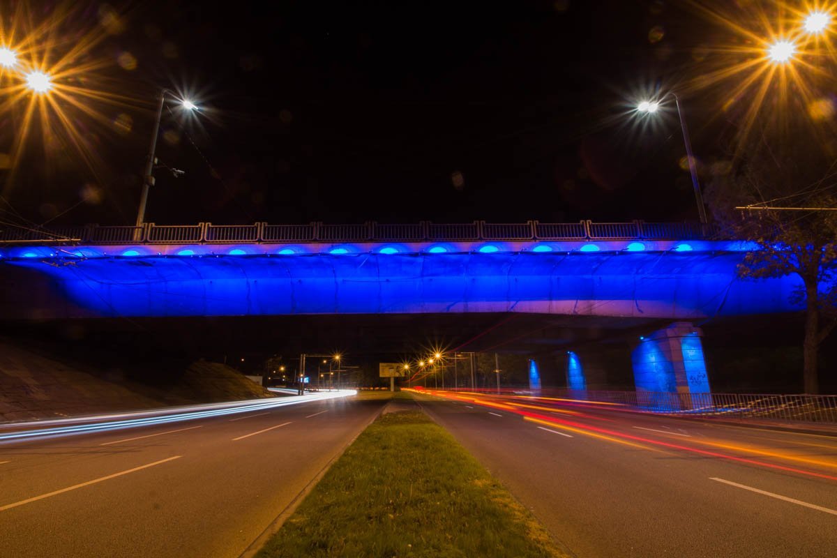 На Кайдакском мосту тестируют инновационную подсветку 7