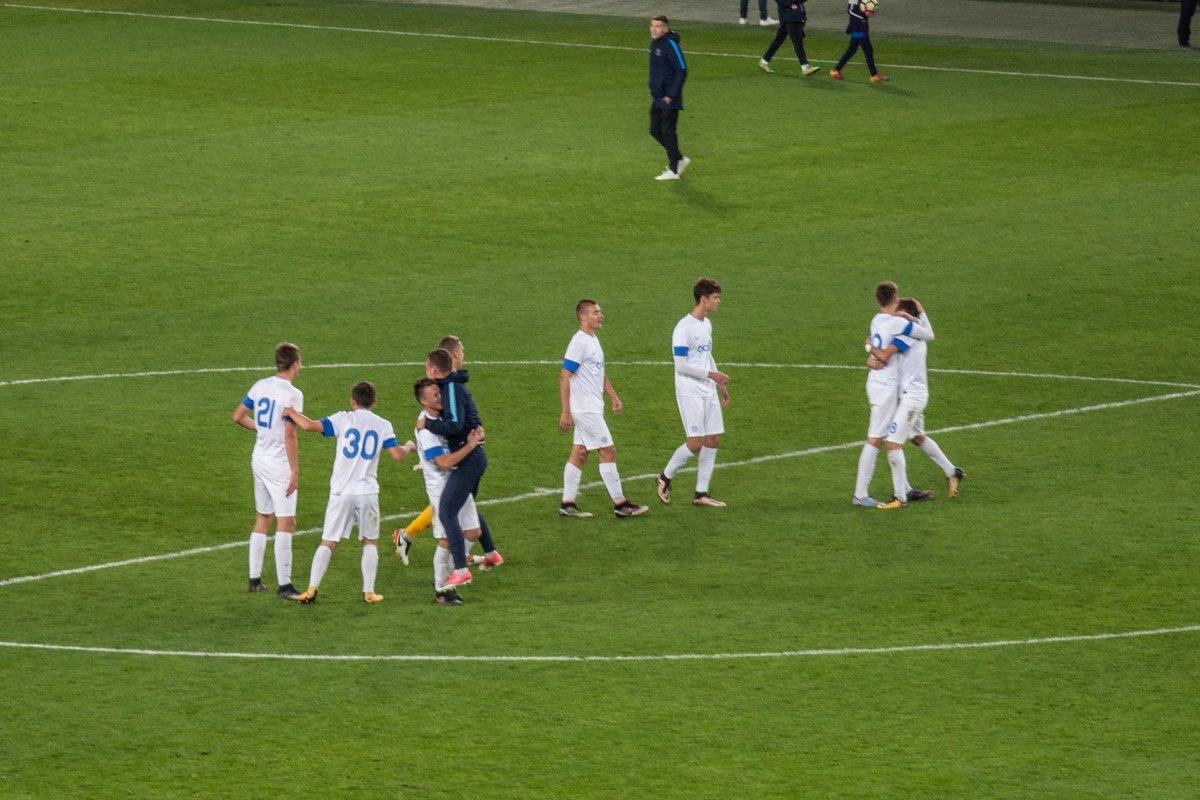 Ультрас "Днепра" побили президента СК "Днепр-1" Юрия Березу и болельщиков клуба 8