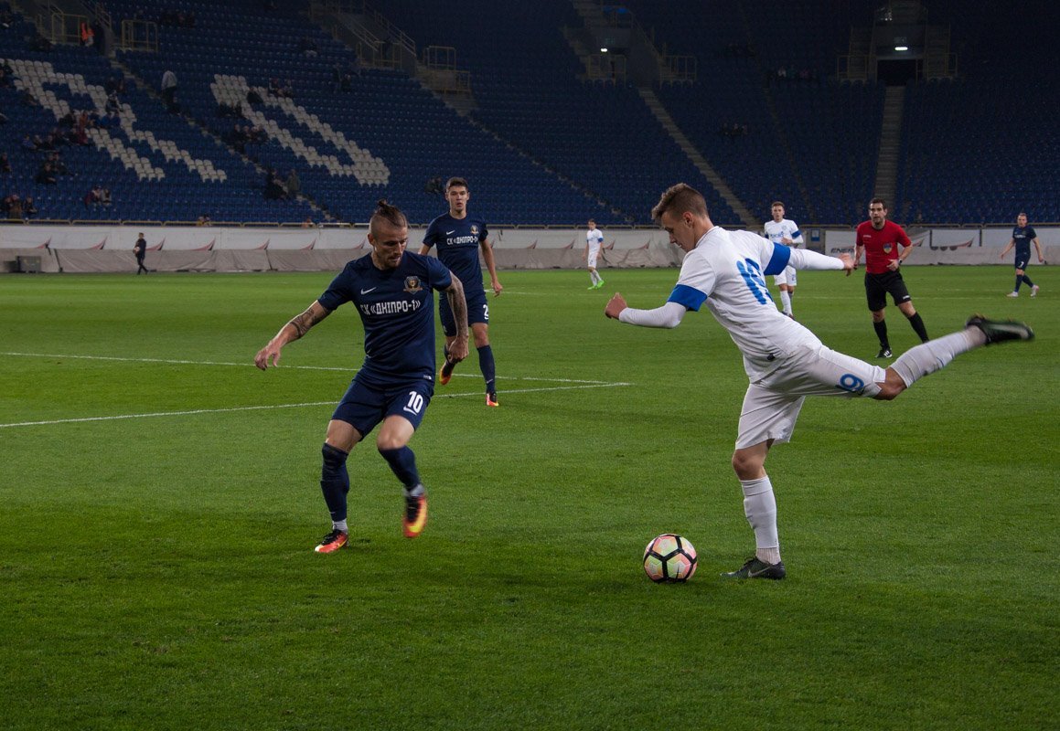 Ультрас "Днепра" побили президента СК "Днепр-1" Юрия Березу и болельщиков клуба 15