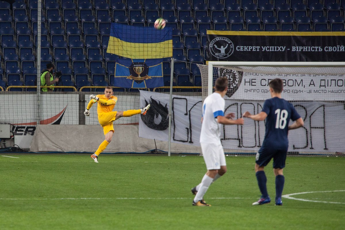 Ультрас "Днепра" побили президента СК "Днепр-1" Юрия Березу и болельщиков клуба 16