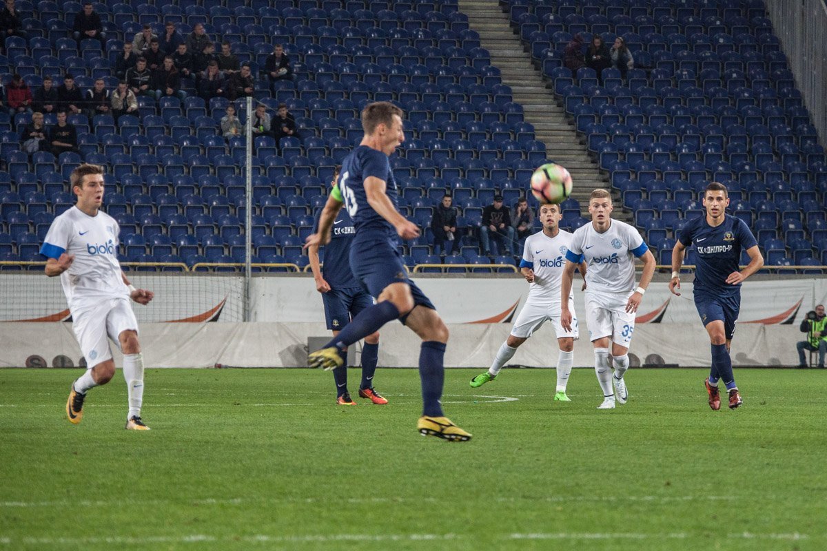 Ультрас "Днепра" побили президента СК "Днепр-1" Юрия Березу и болельщиков клуба 17