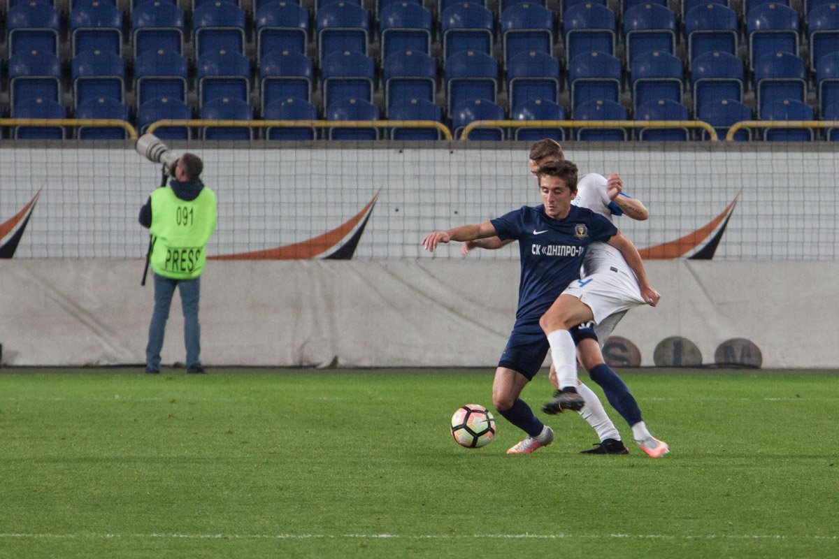 Ультрас "Днепра" побили президента СК "Днепр-1" Юрия Березу и болельщиков клуба 24