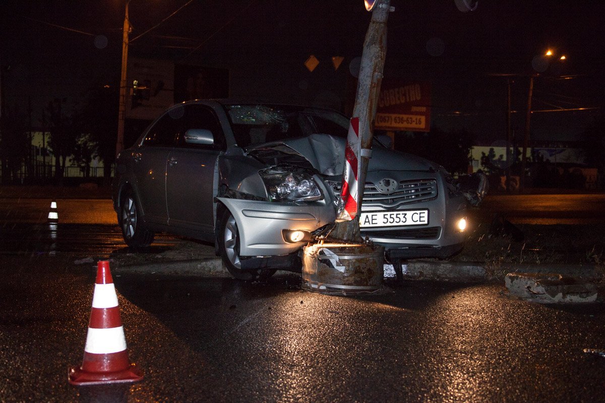 На Запорожском шоссе пьяный водитель на украденной Toyota врезался в светофор 1