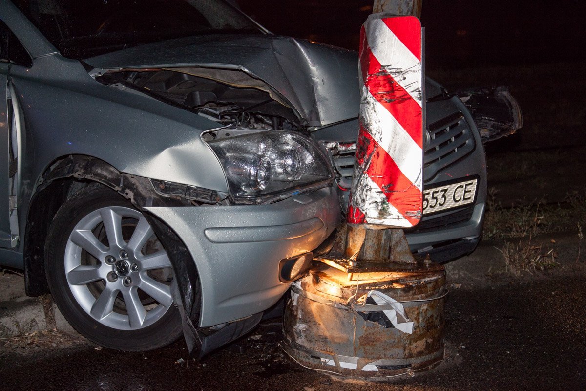 На Запорожском шоссе пьяный водитель на украденной Toyota врезался в светофор 2