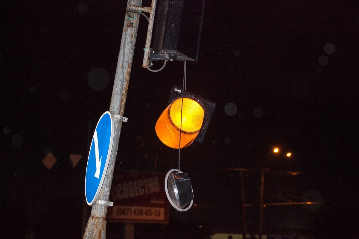 На Запорожском шоссе пьяный водитель на украденной Toyota врезался в светофор 3