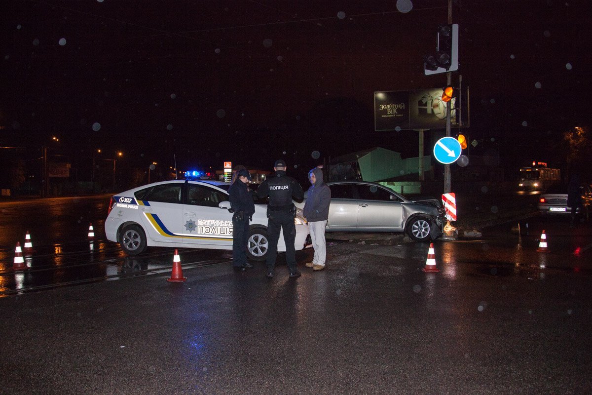 На Запорожском шоссе пьяный водитель на украденной Toyota врезался в светофор 4