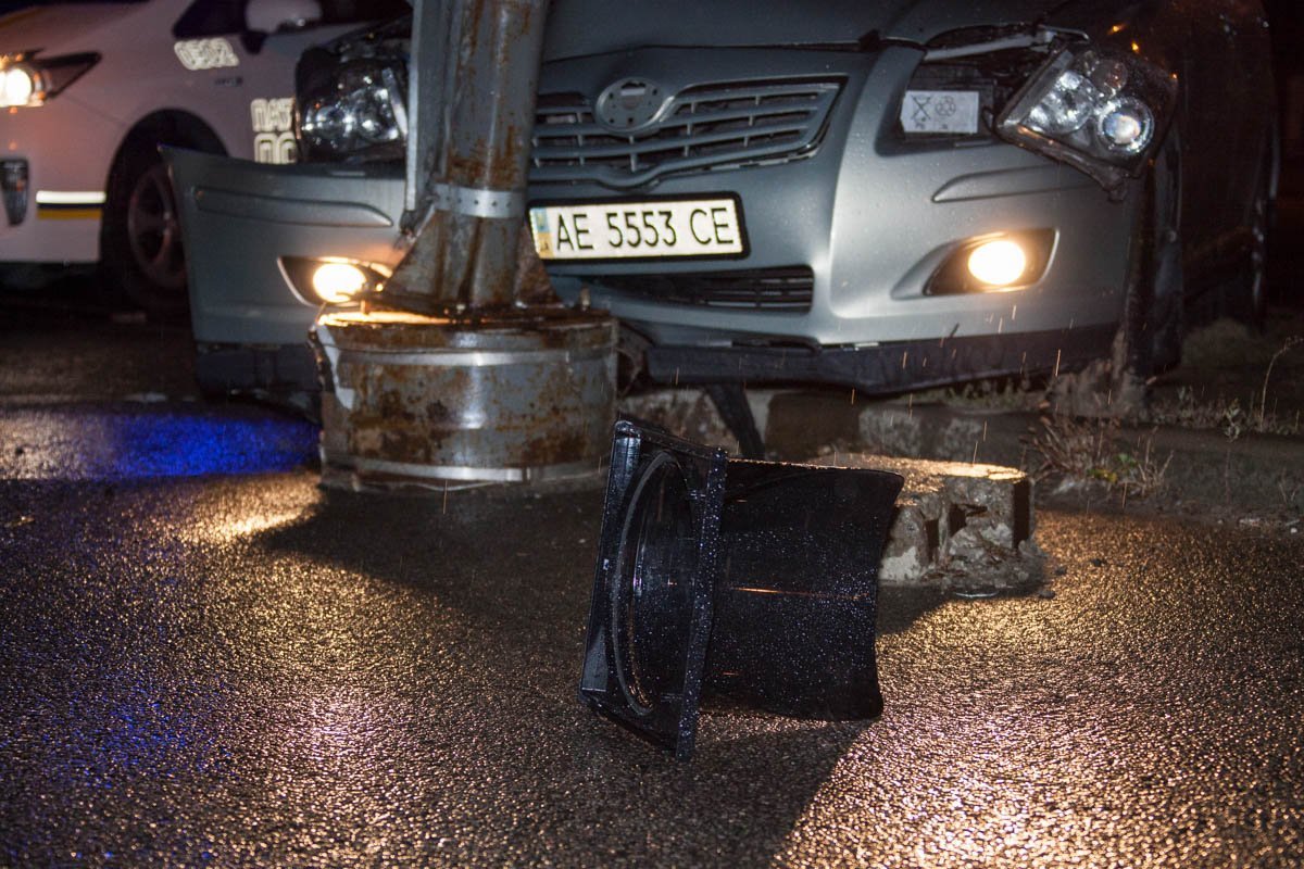 На Запорожском шоссе пьяный водитель на украденной Toyota врезался в светофор 5