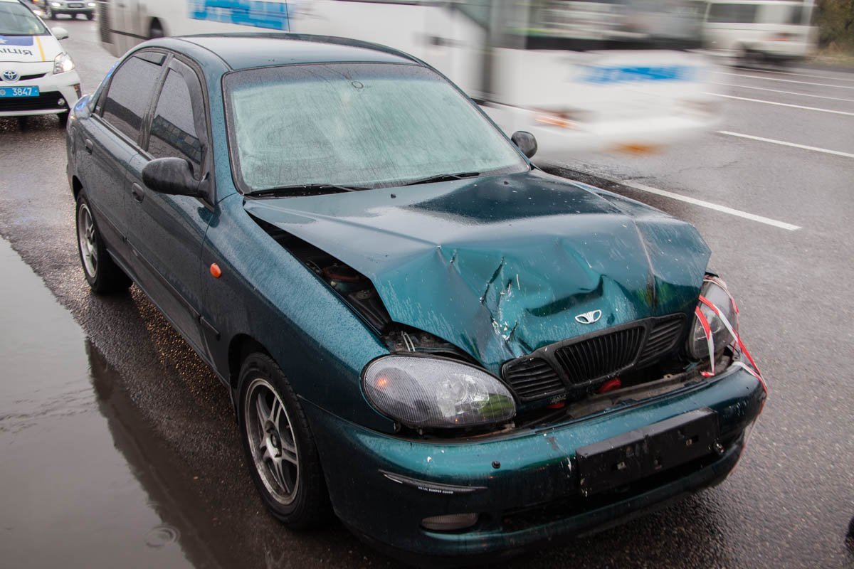 Тройное ДТП на Набережной Заводской: столкнулись Mazda, Daewoo и ВАЗ 2
