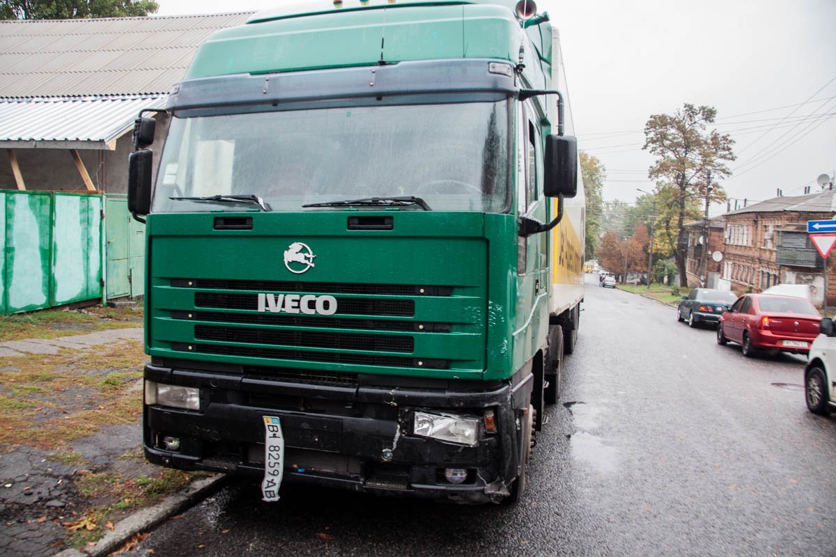 В Днепре на перекрестке Орловской и Камчатской грузовик врезался в Toyota 1