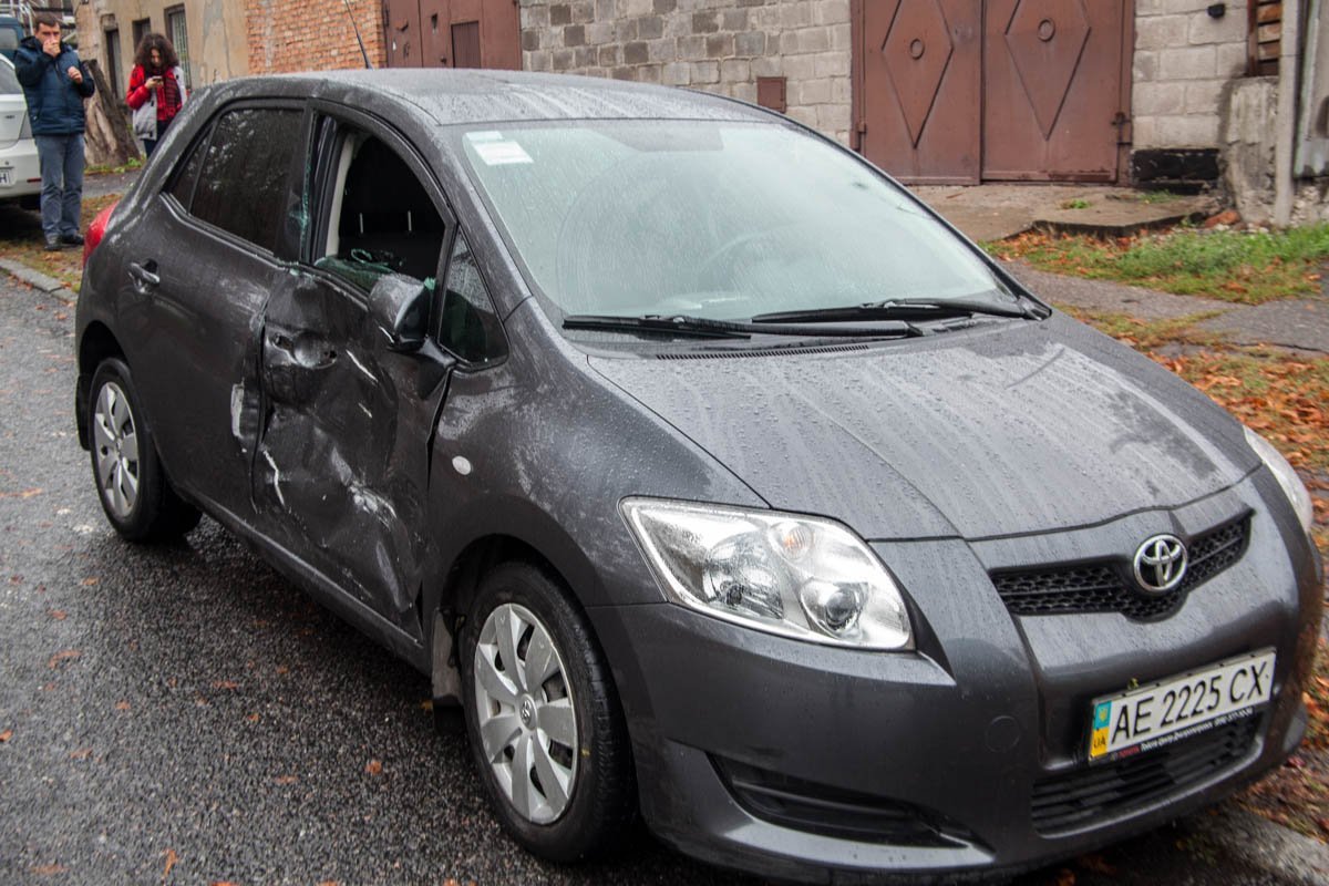 В Днепре на перекрестке Орловской и Камчатской грузовик врезался в Toyota 2