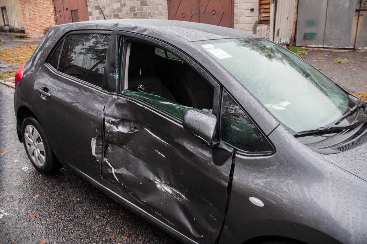 В Днепре на перекрестке Орловской и Камчатской грузовик врезался в Toyota 4