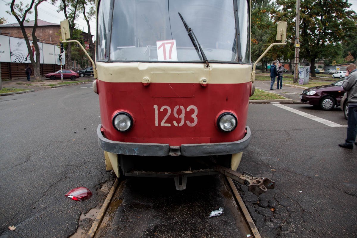 ДТП на Савченко: столкнулись трамвай, Toyota и Daewoo 3