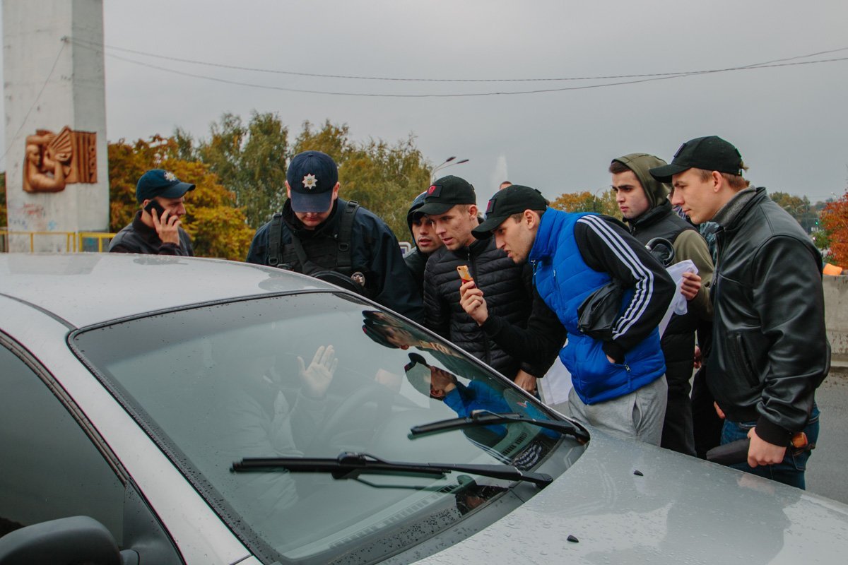 Активисты перекрыли Новый мост: подробности с места событий 2