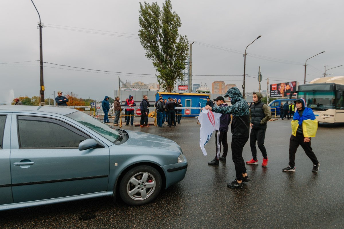 Активисты перекрыли Новый мост: подробности с места событий 3