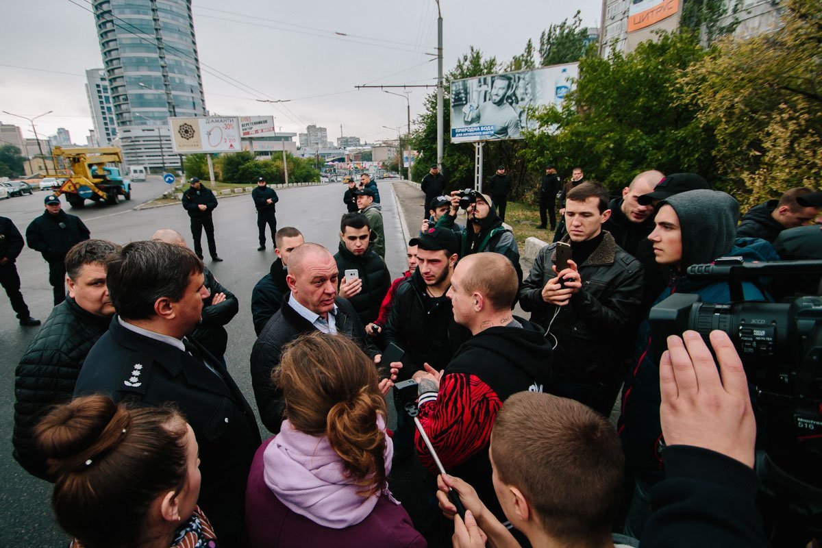 Активисты перекрыли Новый мост: подробности с места событий 7