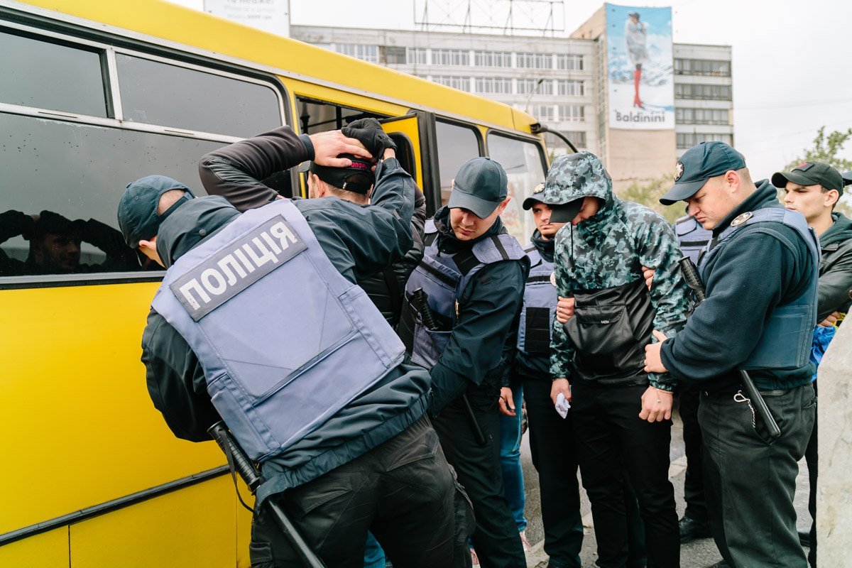 Активисты перекрыли Новый мост: подробности с места событий 9