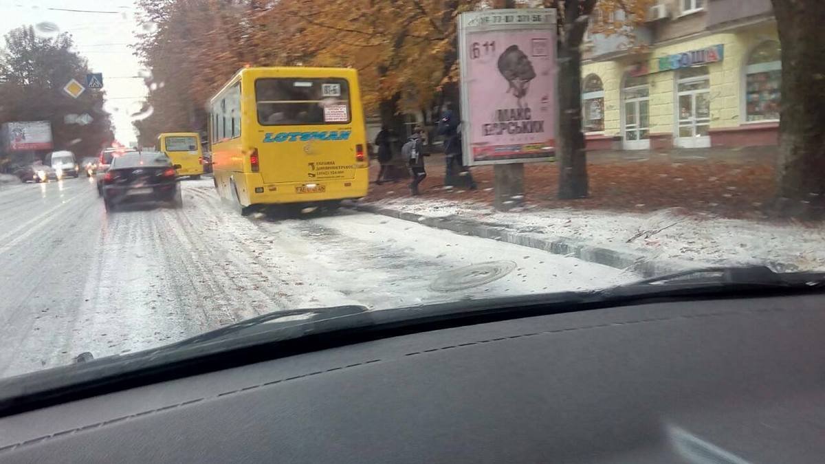 На дорогах Днепра появилась белая пена: что это такое 1