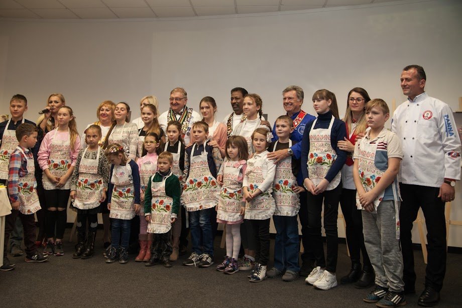 Відомі шеф-кухарі світу провели кулінарний майстер-клас для дітей бійців АТО 16