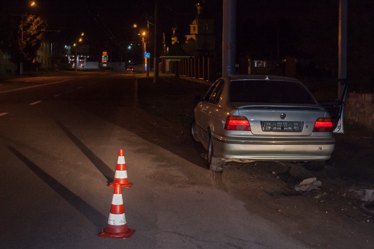 В Днепре пьяный водитель BMW въехал в бордюр 1