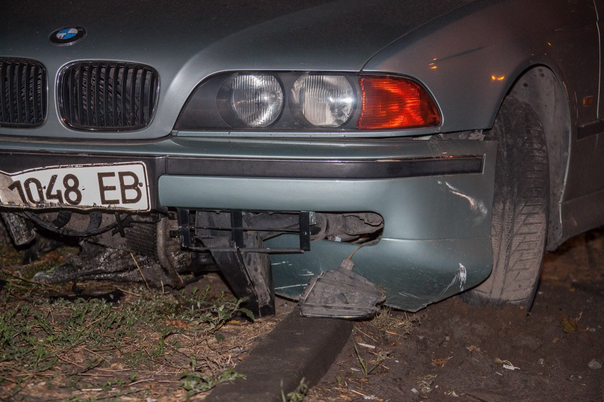 В Днепре пьяный водитель BMW въехал в бордюр 2
