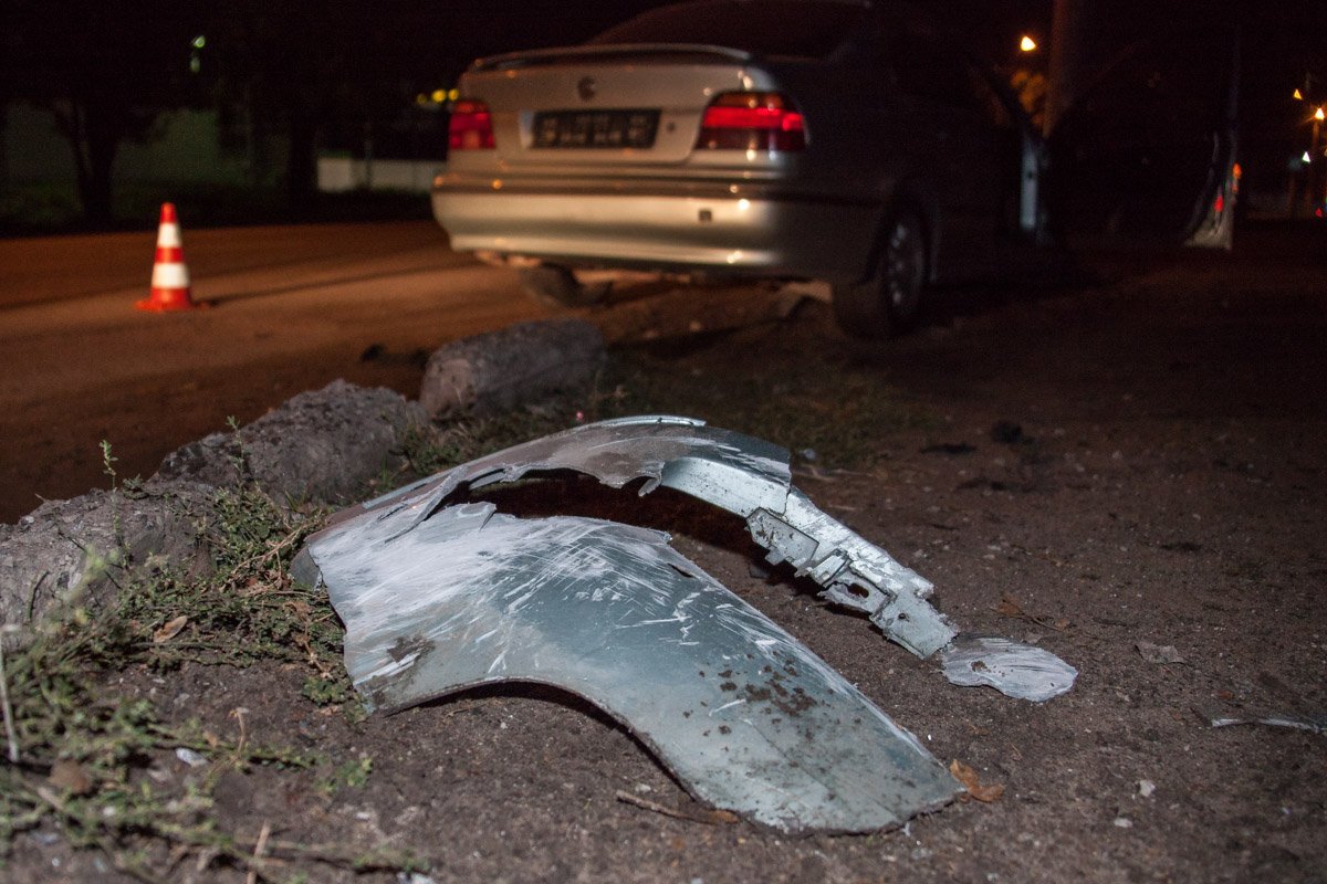 В Днепре пьяный водитель BMW въехал в бордюр 3