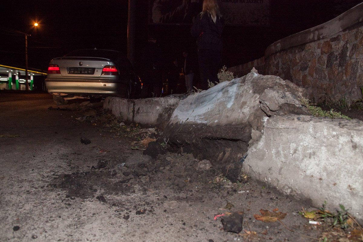 В Днепре пьяный водитель BMW въехал в бордюр 4