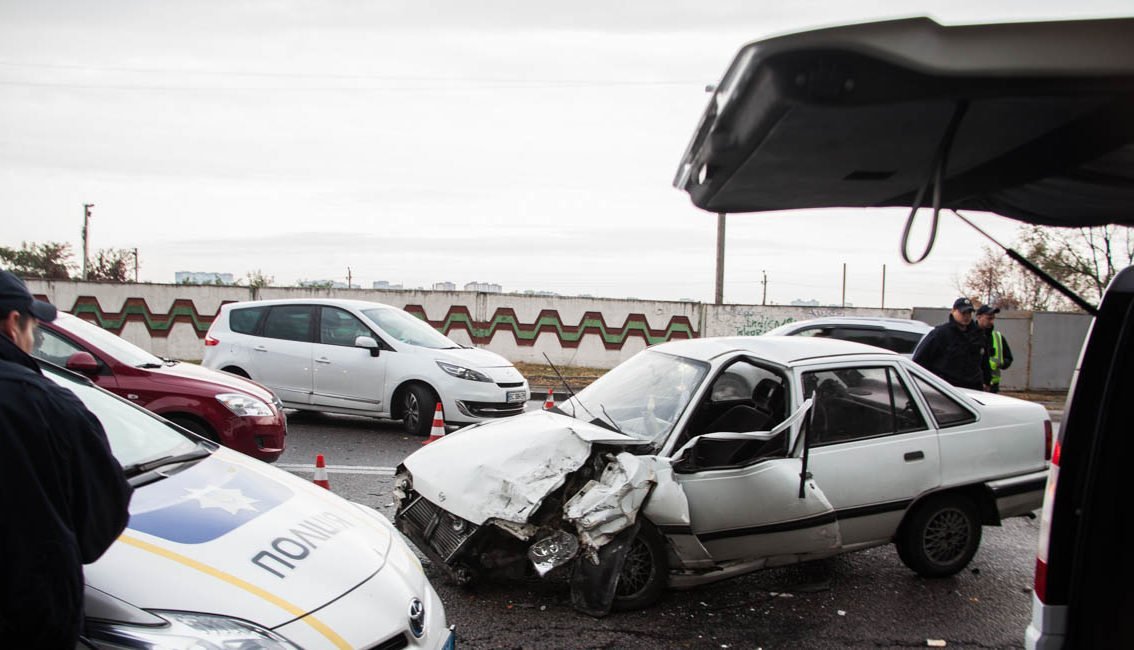 На Космической столкнулись Opel и Renault: пострадали водители 1