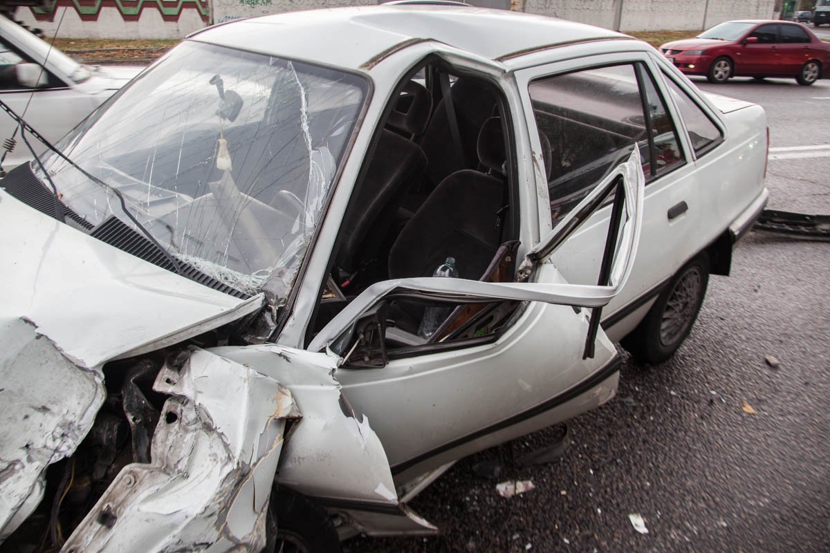 На Космической столкнулись Opel и Renault: пострадали водители 2