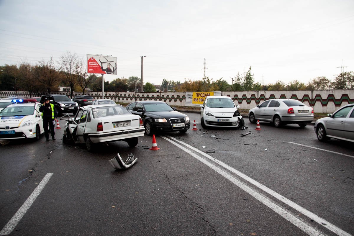 На Космической столкнулись Opel и Renault: пострадали водители 3