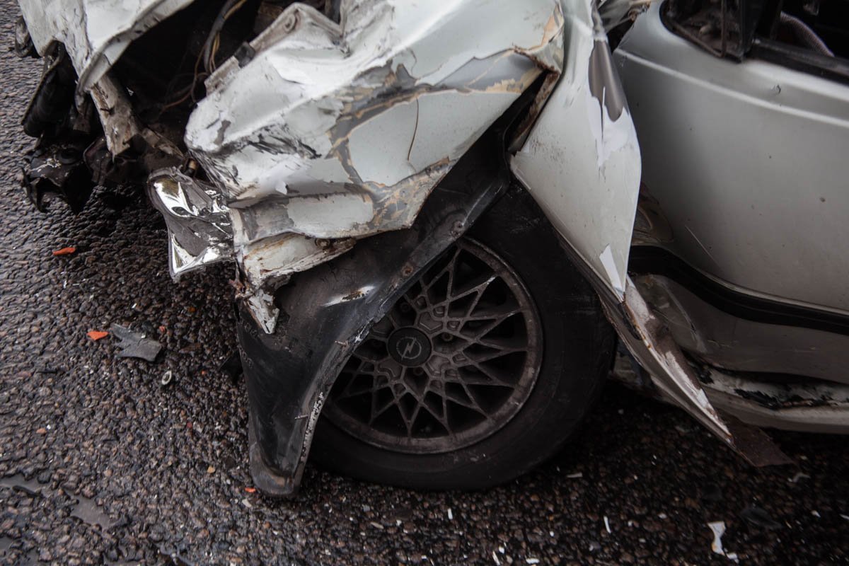 На Космической столкнулись Opel и Renault: пострадали водители 4