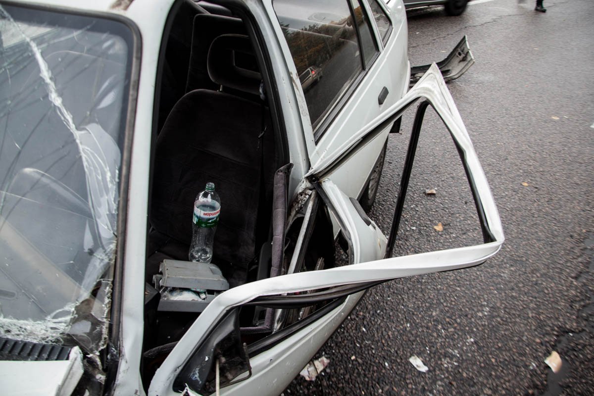 На Космической столкнулись Opel и Renault: пострадали водители 5