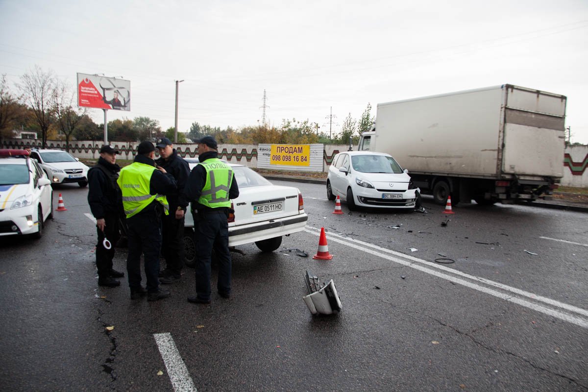На Космической столкнулись Opel и Renault: пострадали водители 8
