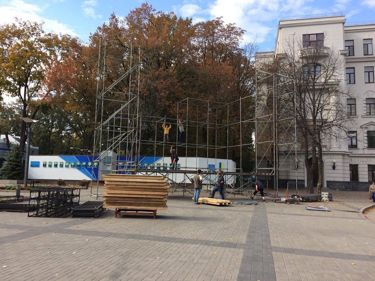 В центре Днепра состоится большой бесплатный концерт: уже монтируют сцену 2