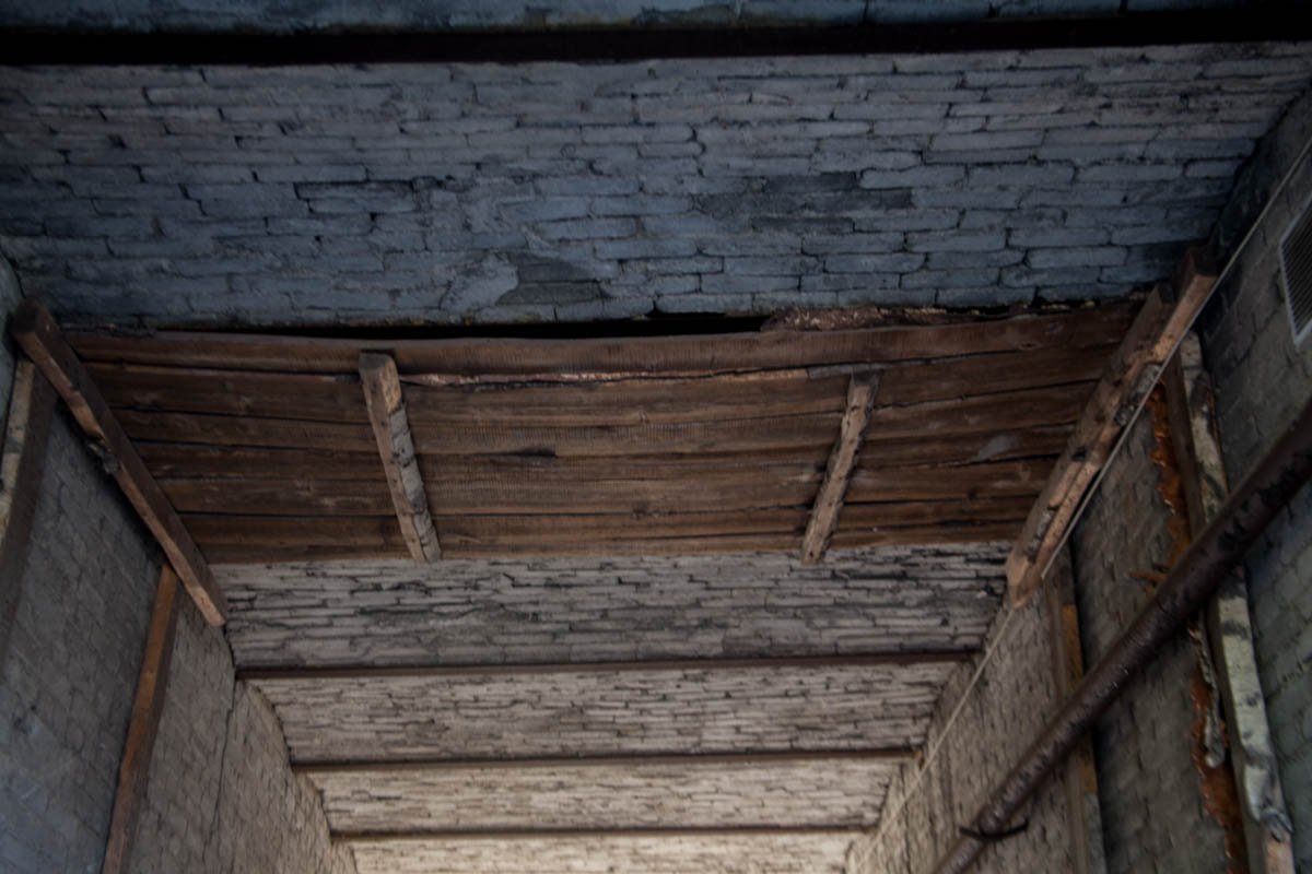 Перекошенные окна и сквозные дырки в потолке: в Днепре на Канатной разрушается дом 3