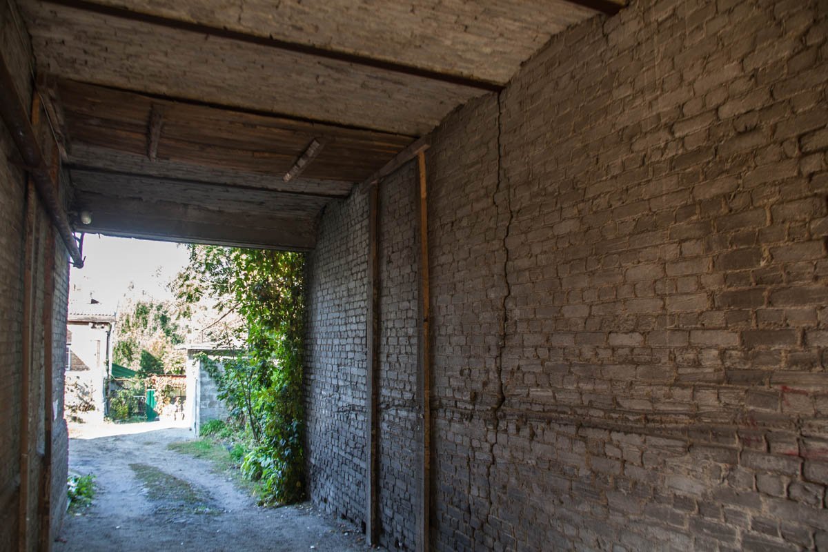 Перекошенные окна и сквозные дырки в потолке: в Днепре на Канатной разрушается дом 4