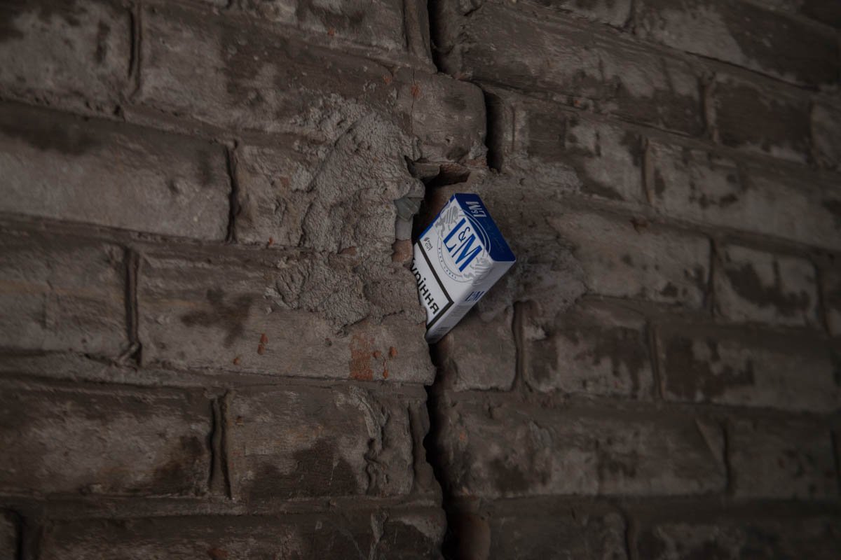 Перекошенные окна и сквозные дырки в потолке: в Днепре на Канатной разрушается дом 5