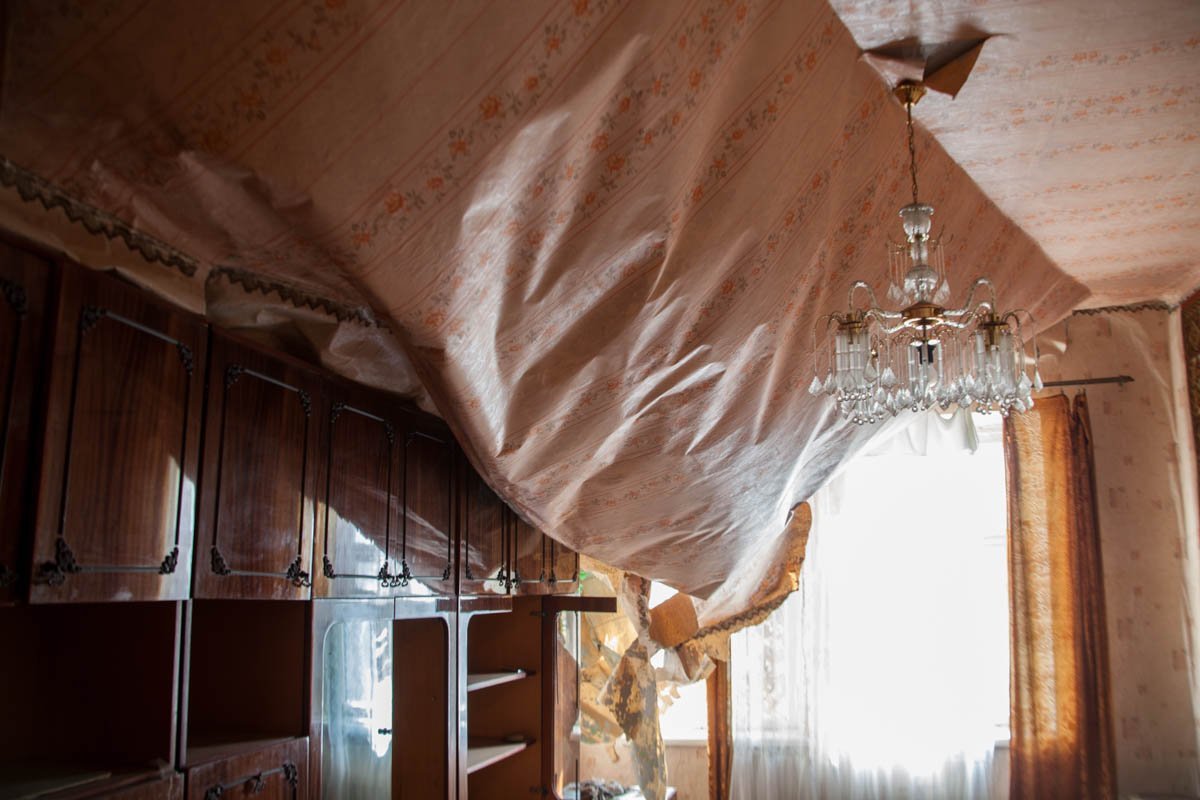 Перекошенные окна и сквозные дырки в потолке: в Днепре на Канатной разрушается дом 6