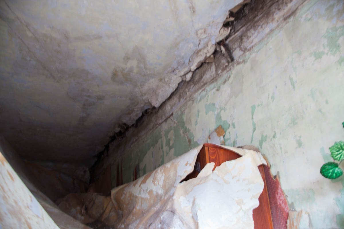 Перекошенные окна и сквозные дырки в потолке: в Днепре на Канатной разрушается дом 7