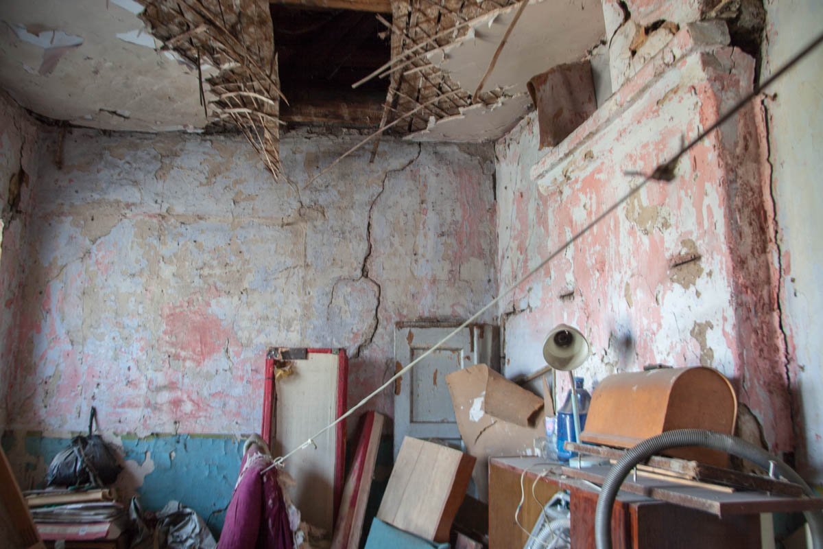 Перекошенные окна и сквозные дырки в потолке: в Днепре на Канатной разрушается дом 8