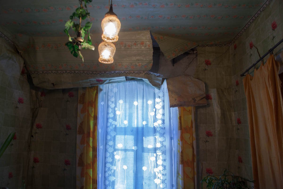 Перекошенные окна и сквозные дырки в потолке: в Днепре на Канатной разрушается дом 9