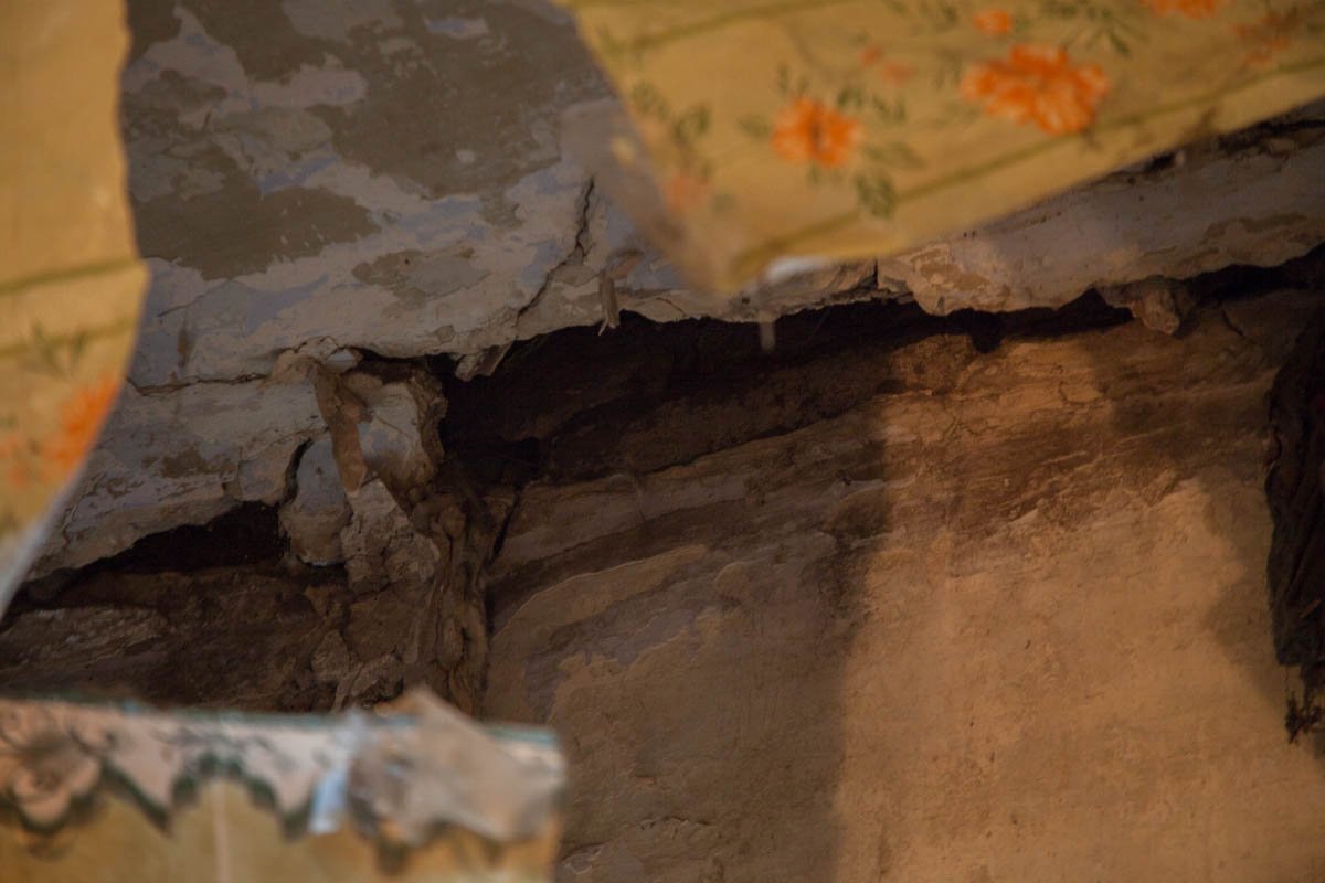 Перекошенные окна и сквозные дырки в потолке: в Днепре на Канатной разрушается дом 10