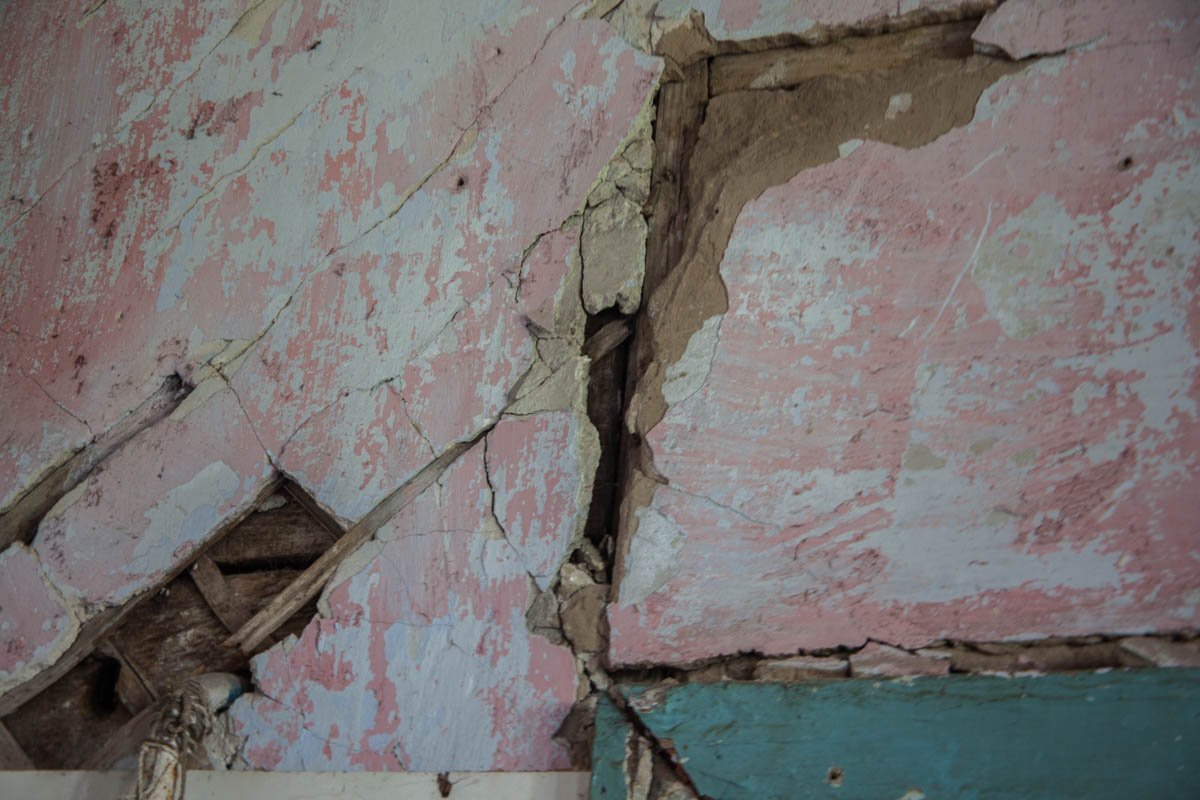 Перекошенные окна и сквозные дырки в потолке: в Днепре на Канатной разрушается дом 11