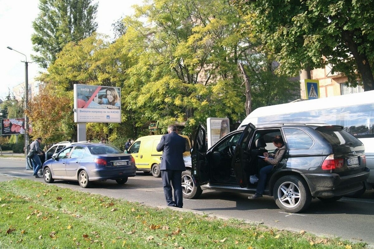 Тройное ДТП на проспекте Гагарина: образовалась пробка 1