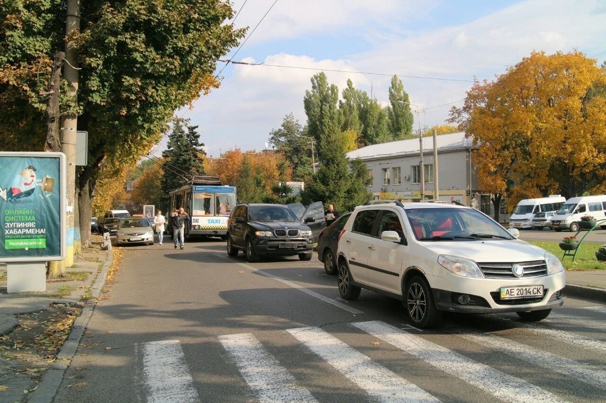 Тройное ДТП на проспекте Гагарина: образовалась пробка 3