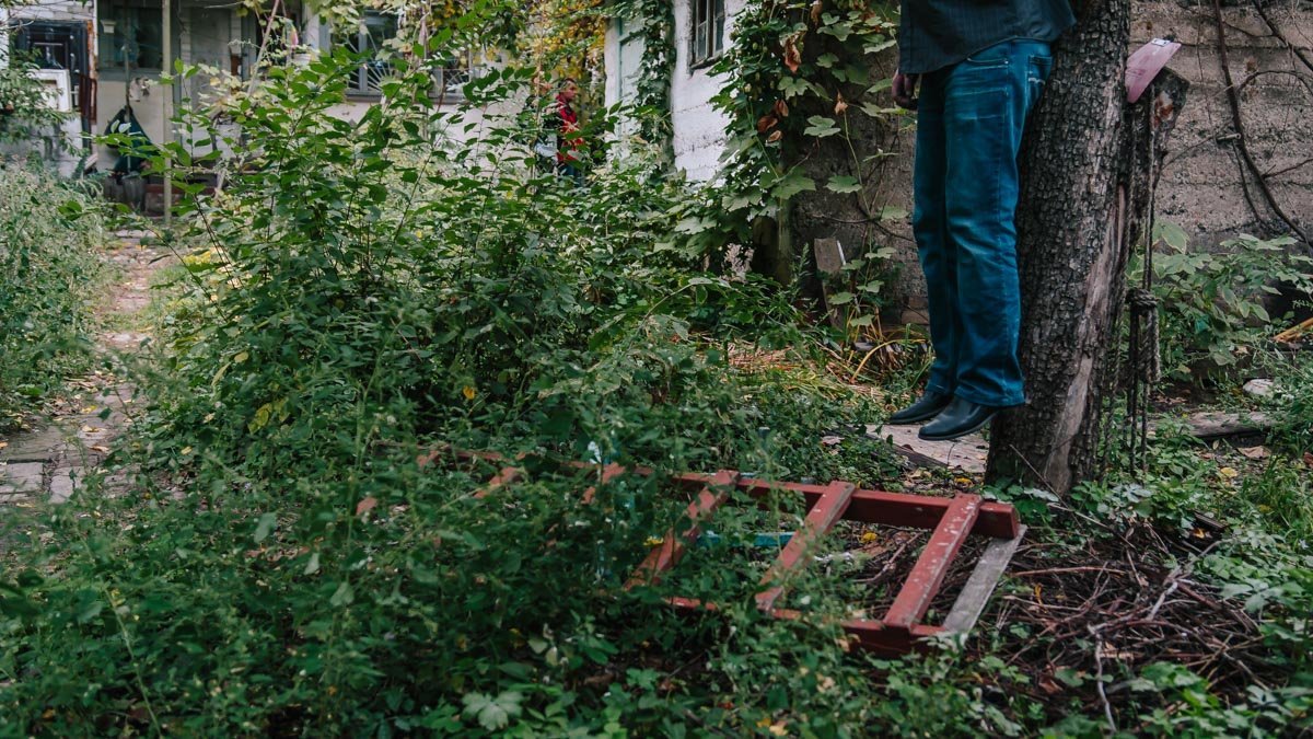 Самоубийство на Севастопольской: 35-летний мужчина повесился в саду 2