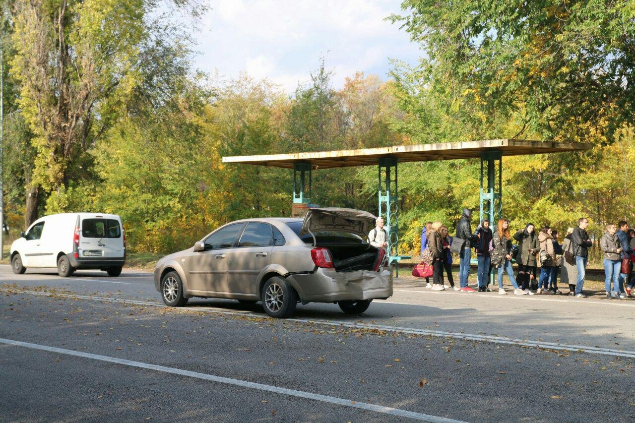 На Аэропортовской Chevrolet наехал на двух студентов 3